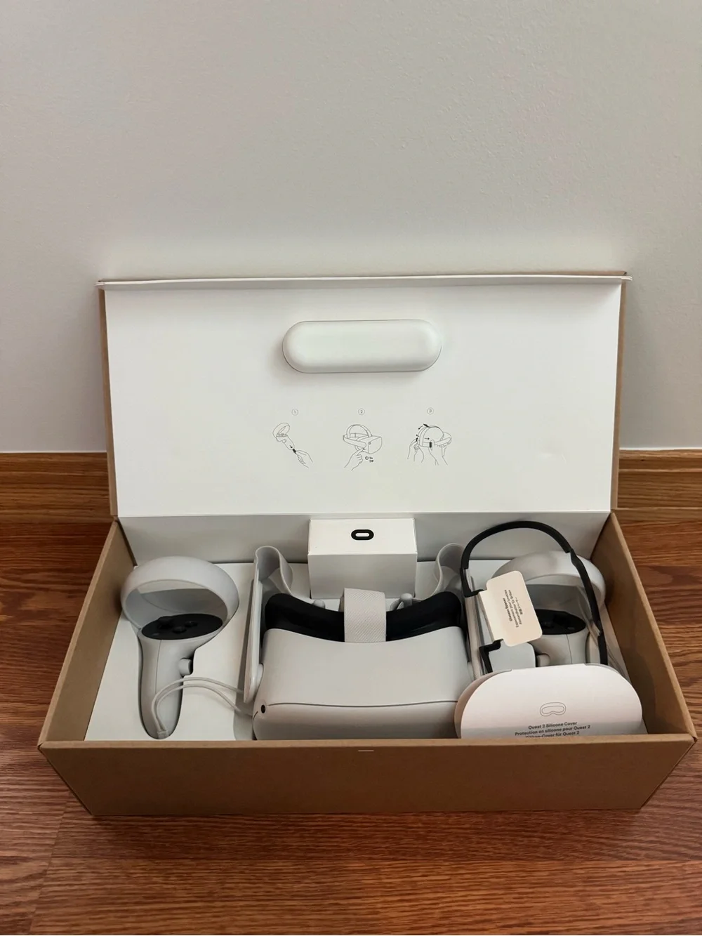 Oculus Standalone VR Headset with Two White Controllers